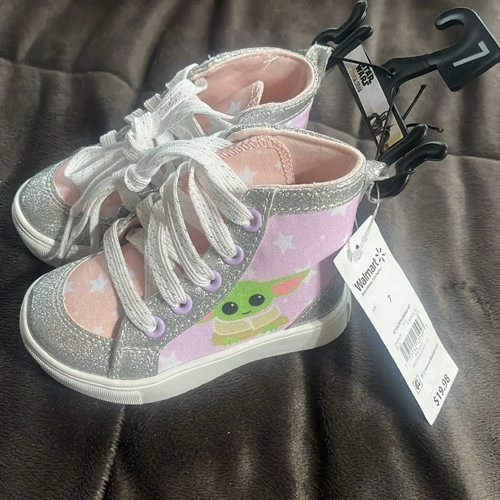 Baby Yoda shoes - Picture 1 of 5